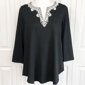 Ruby Rd. Black & White Embroidered Design V-Neck 3/4 Sleeve Top Medium